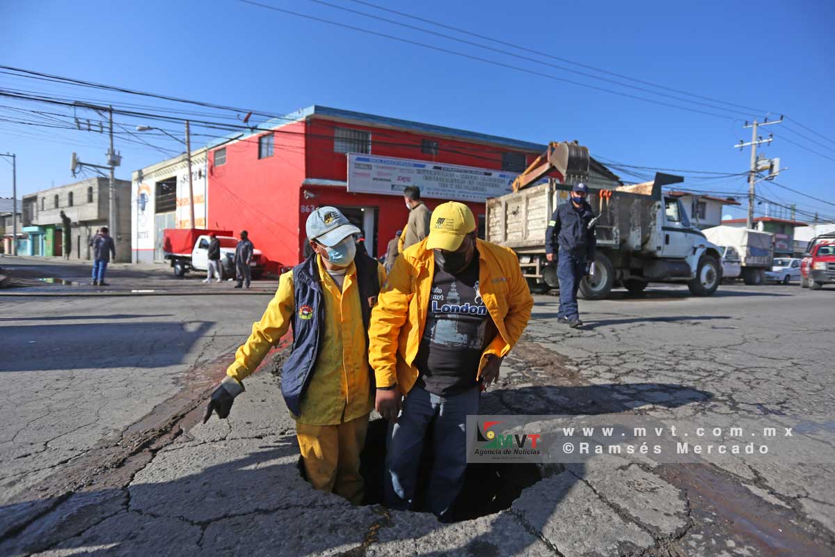 Fuga de agua no atendida causó socavón en salida norte de Toluca