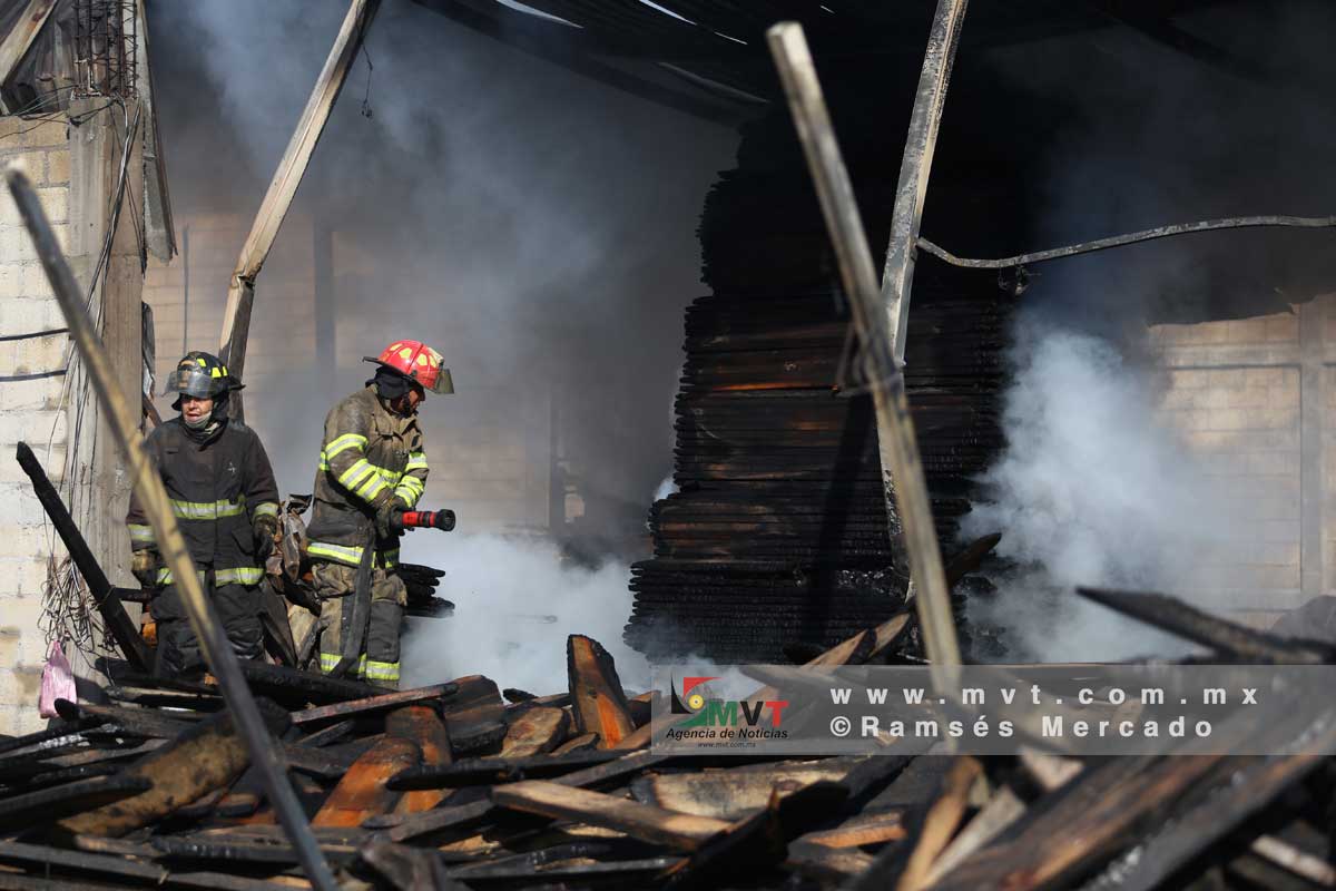 Incendio consume maderería en San Pedro Tultepec Lerma