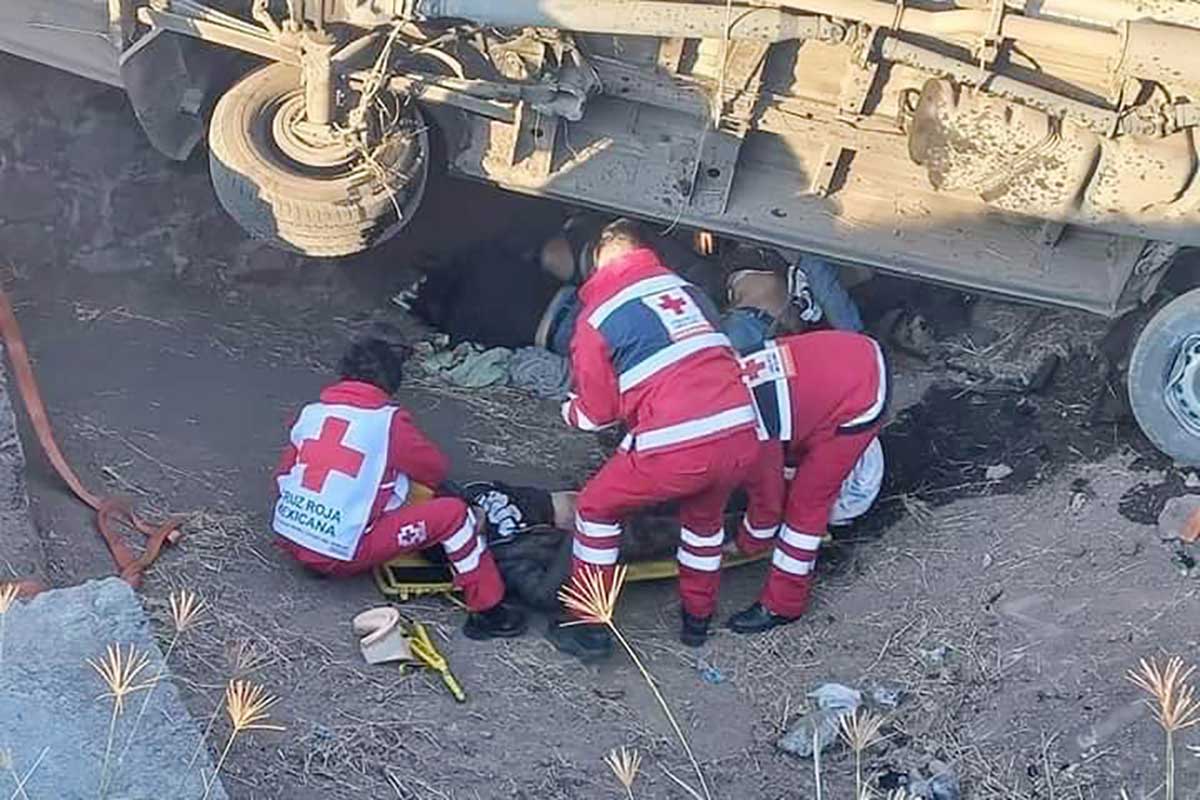 Paramédicos de la Cruz Roja Mexicana participan en las labores de rescate de los peregrinos accidentados en la carretera Leon - Guanajuato