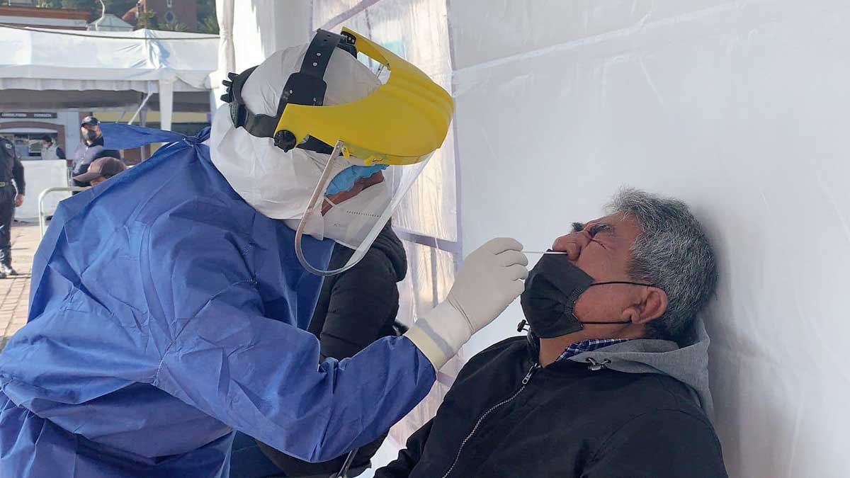 Una persona es sometida a una prueba rápida de antígeno por personas médico del ayuntamiento de Metepec