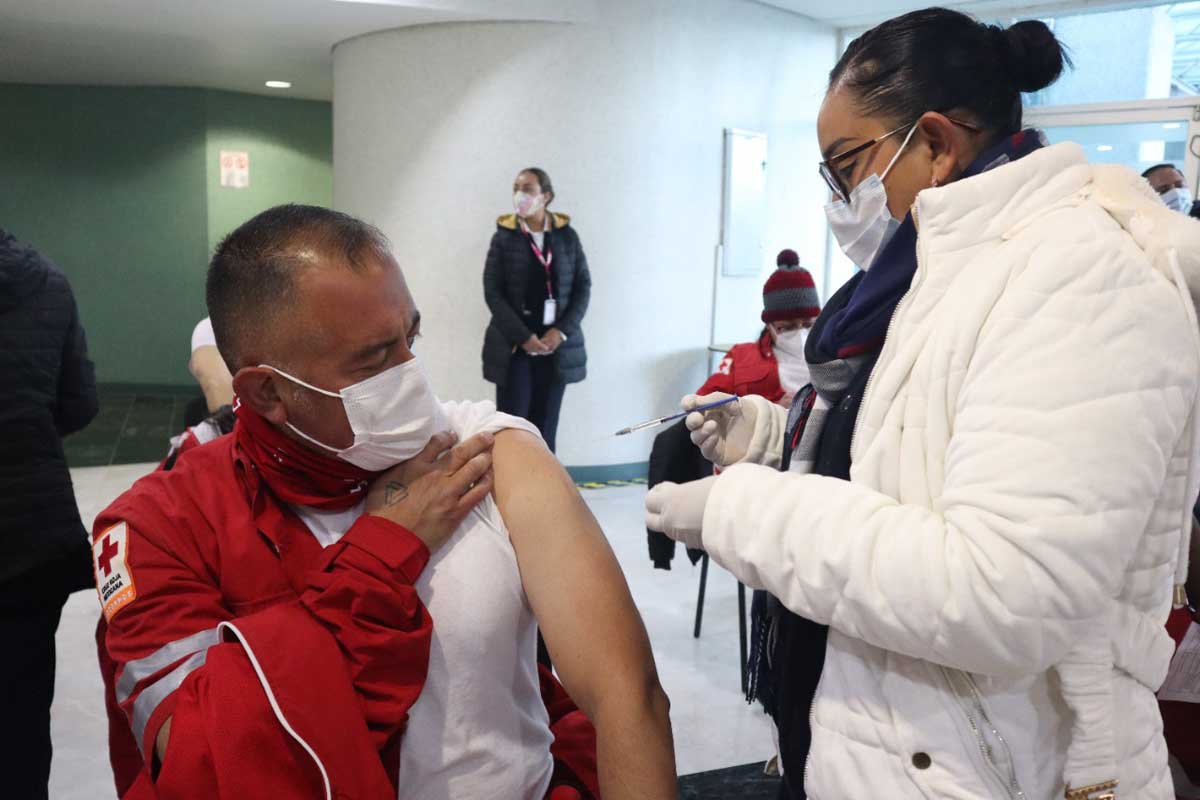 Personal de Cruz Roja recibe dosis de refuerzo contra el Covid-19