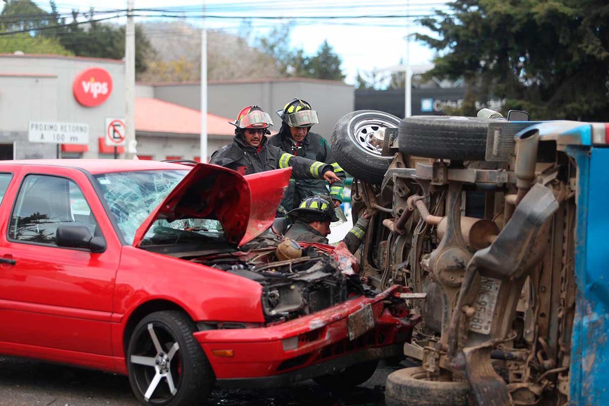 Choque entre cinco vehículos, uno volcado, provocó gran congestionamiento frente a hospital “Mónica Pretelini”