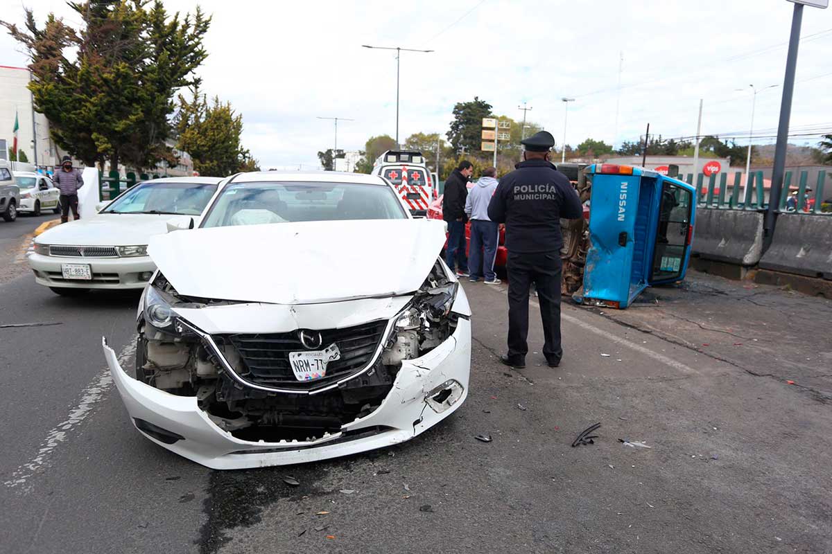 Choque entre cinco vehículos, uno volcado, provocó gran congestionamiento frente a hospital “Mónica Pretelini”