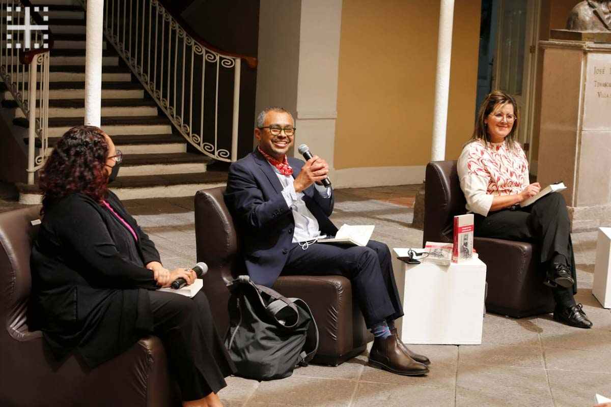 Presentación de obra durante aniversario de UniRadio 99.7 FM sobre medios de comunicación