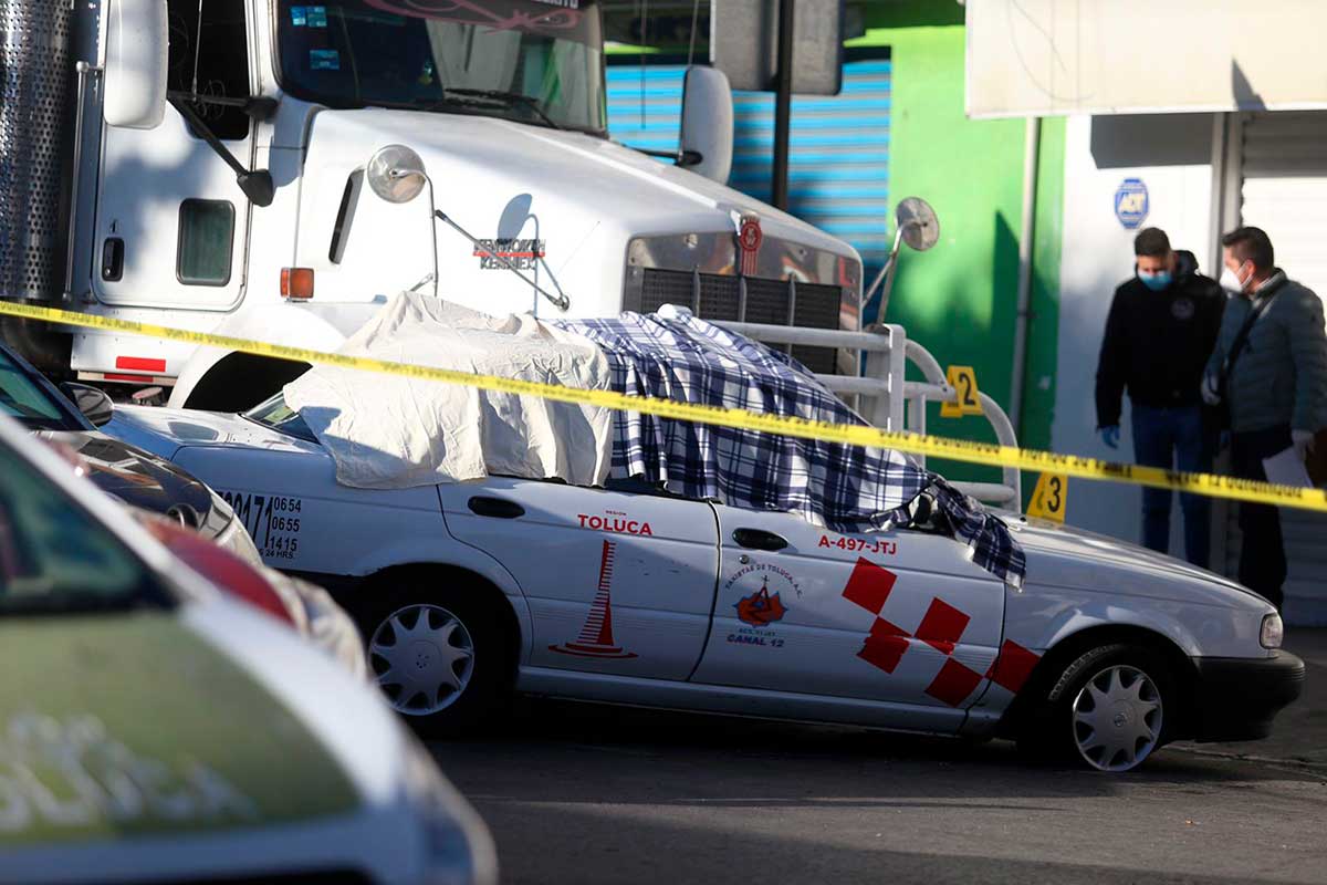 Noticias Toluca: Tráiler embiste taxi y conductor fallece en el lugar