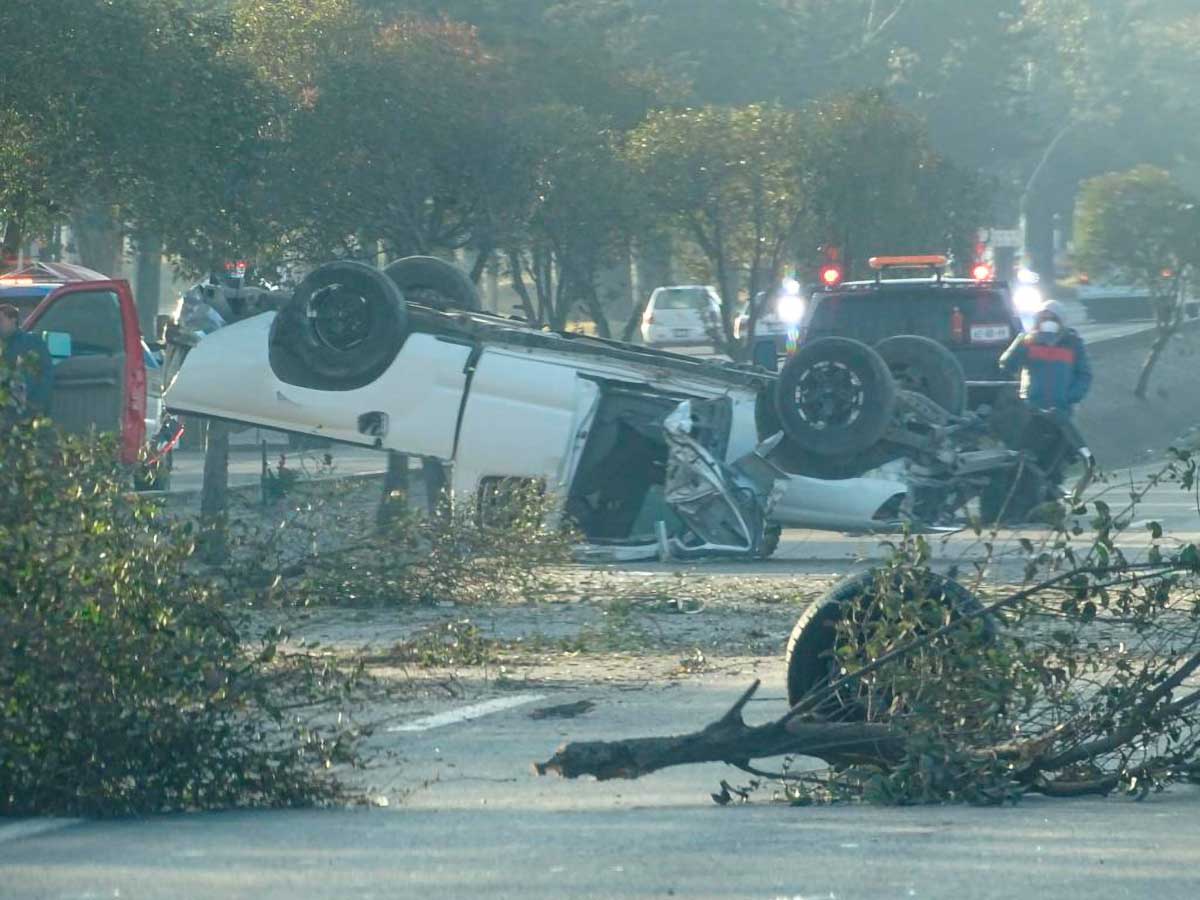 Vuelca camioneta en la Toluca-Palmillas; hay un muerto