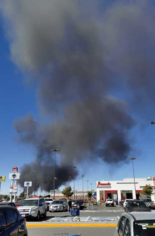 una gran columna de humo negro generó el incendio de desperdicio industrial registrado en Toluca