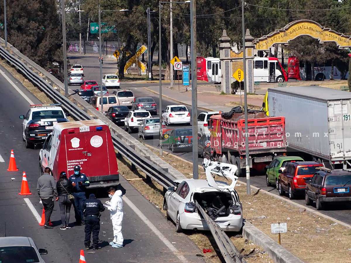 El accidente se registró la madrugada del domingo a la entrada de Paseo Tollocan, en San Mateo Atenco