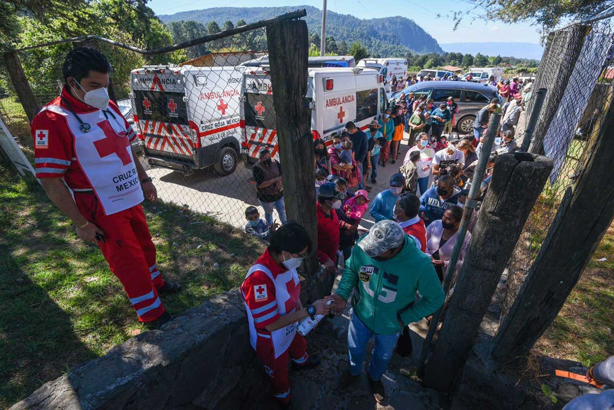 Personal de la Cruz Roja instaló filtros sanitarios en el acceso al evento de entrega de ayuda humanitaria
