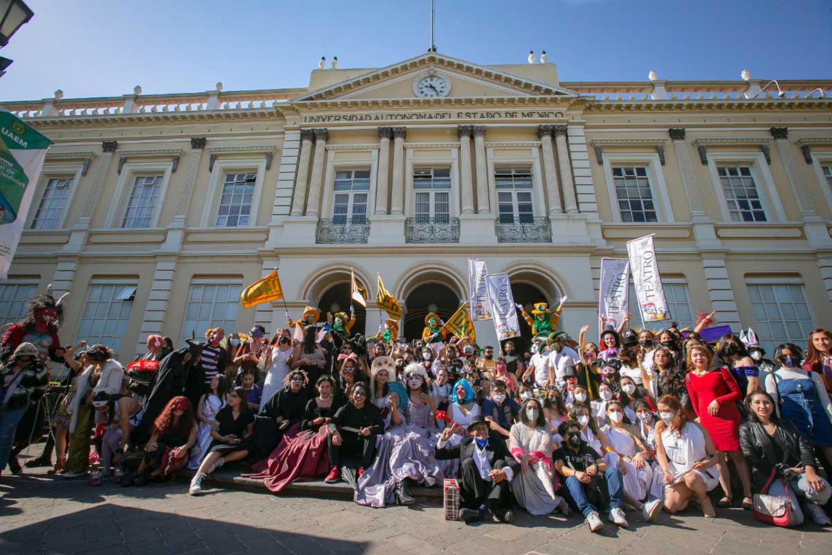 Celebración del Día Mundial del Teatro por estudiantes de la UAEMéx en el edificio de Rectoria