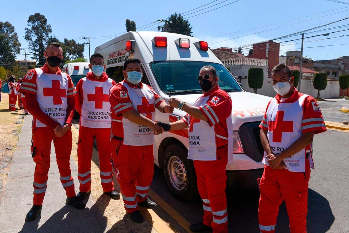 Paramedicos de Cruz Roja Mexicana Delegación Estado de México recibiendo parque vehicular para servicios a la sociedad