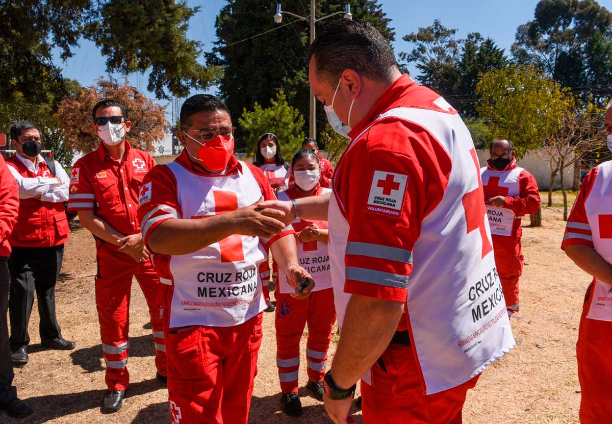 Paramedicos de Cruz Roja Mexicana Delegación Estado de México recibiendo parque vehicular para servicios a la sociedad