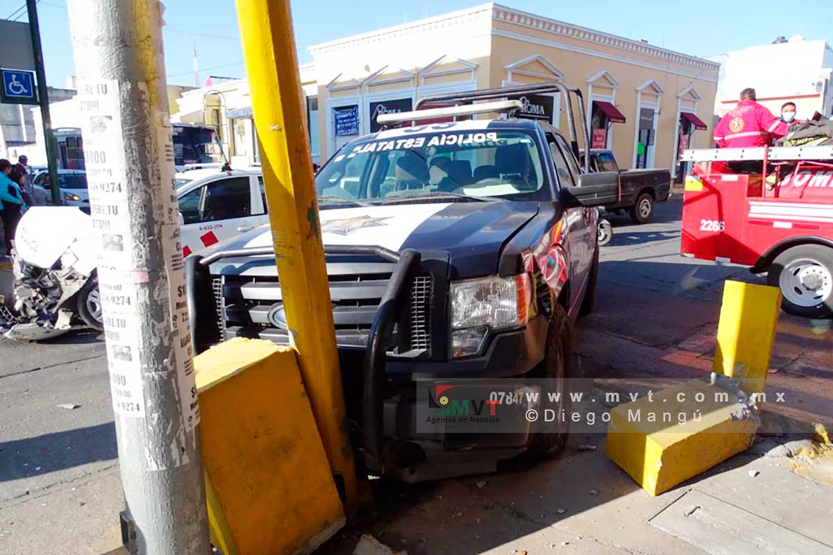Una patrulla de la policía estatal chocó esta mañana contra un taxi en Toluca