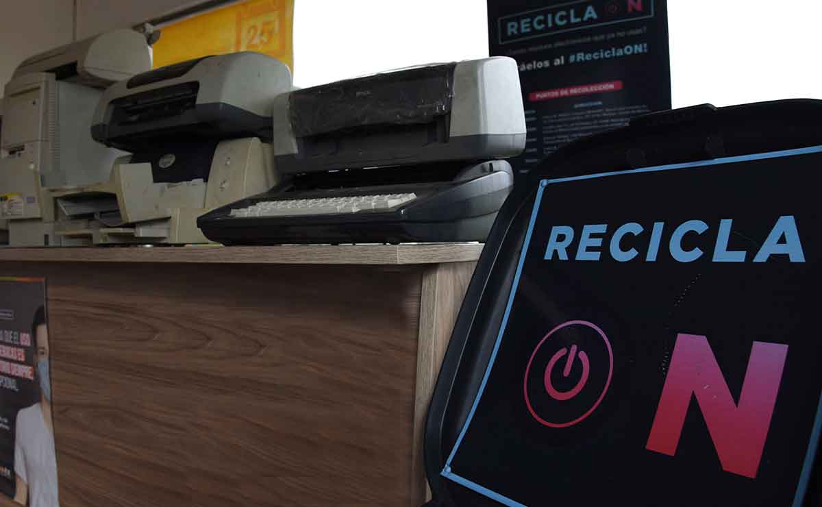 Impresoras viejas listas para ser entregadas en el programa de reciclaje.