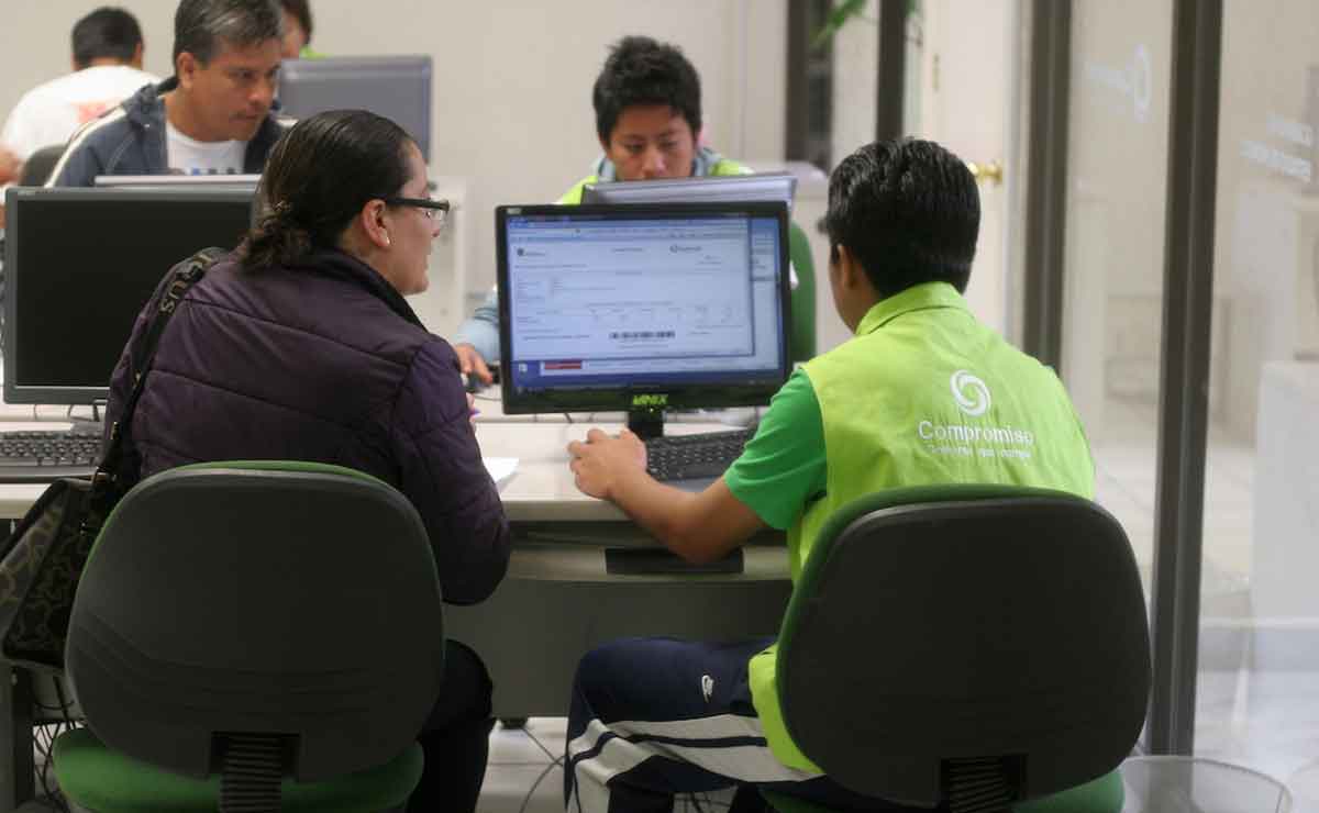 Mujer realizando el pago de su tenencia en Edomex