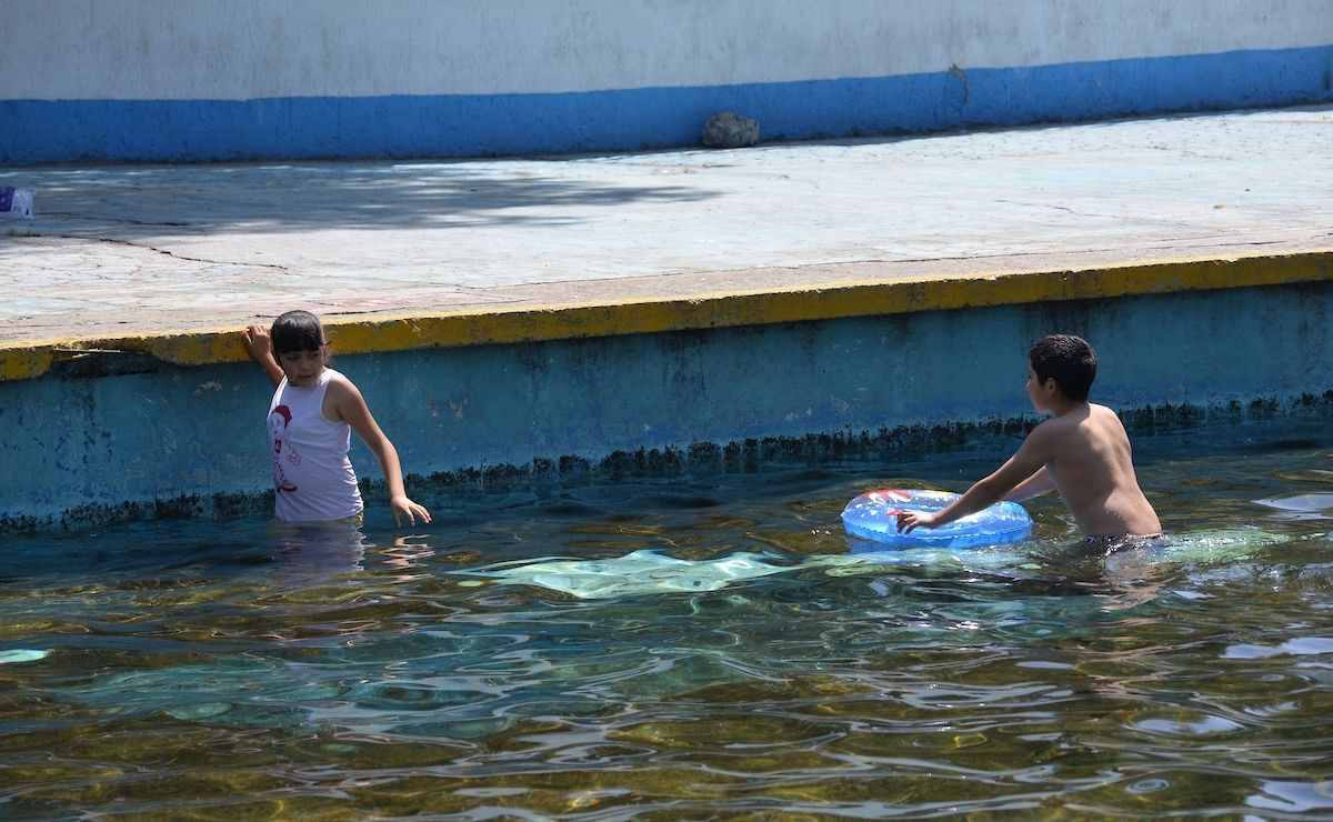 Niños jugando en el agua durante las vacaciones de Semana Santa de la SEP