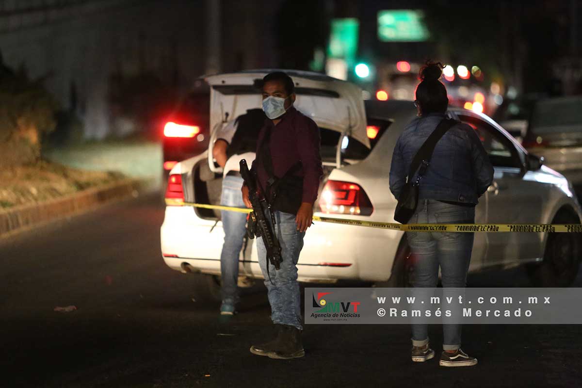 Policías recaban indicios en un auto en que viajaba un sujeto que disparó contra agentes de inteligencia en bulevar aeropuerto