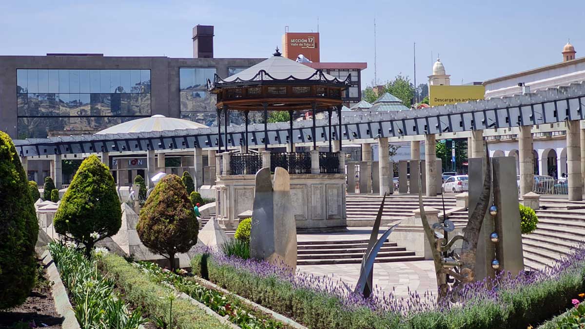 Cierran plaza González Arratia de Toluca, por riesgo de derrumbe