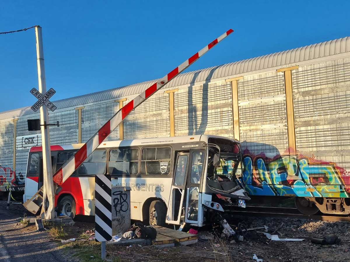Deja un muerto y 20 lesionados accidente entre autobús y el ferrocarril