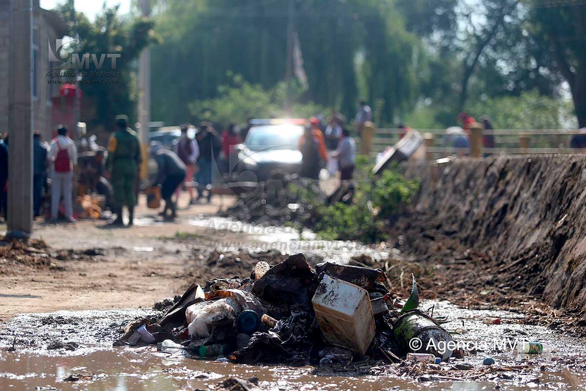 Desechos de muebles, ropa y lodo en Mexicaltzingo por desbordamiento del Canal El Jaral