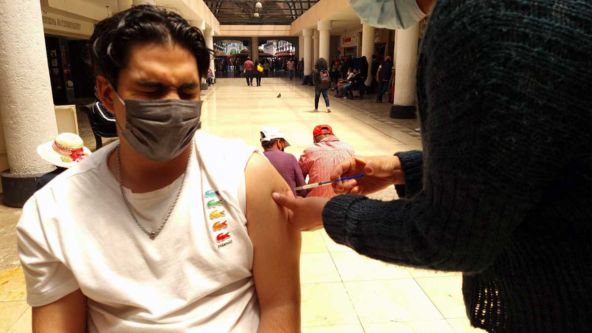 Responden mexiquenses a jornada intensiva de vacunación