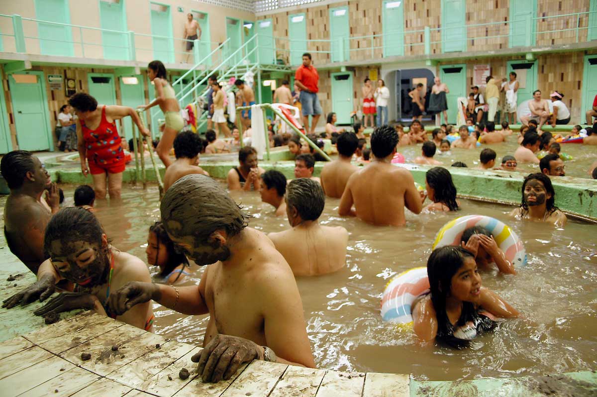 Gente disfrutando de las aguas termales de manantial en Ixtapan de la Sal Estado de México