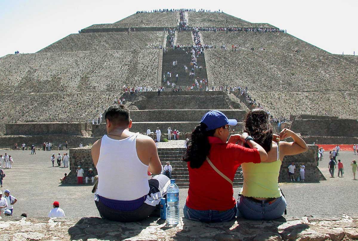 Personas en la cima de una de las pirámides de Teotihuacán en el Estado de México
