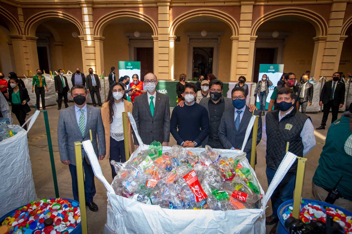 Universitarios recolectando PET y taparroscas de plástico en edificio de Rectoría