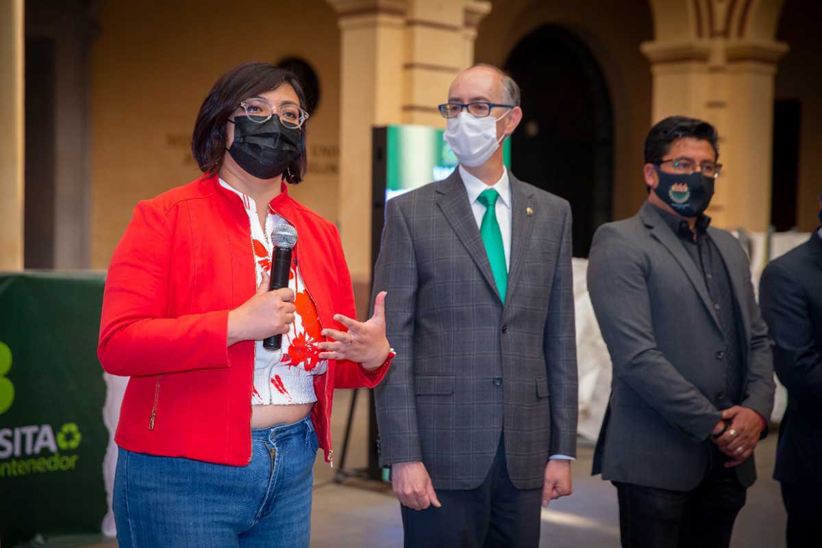 Universitarios recolectando PET y taparroscas de plástico en edificio de Rectoría