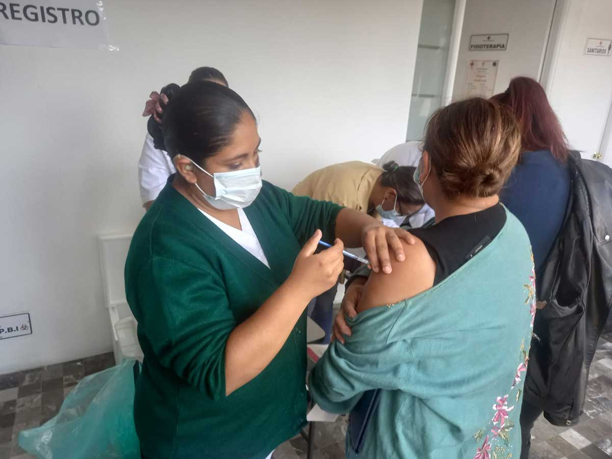 Vacunan Cruz Roja e IMSS contra Covid-19 en Toluca