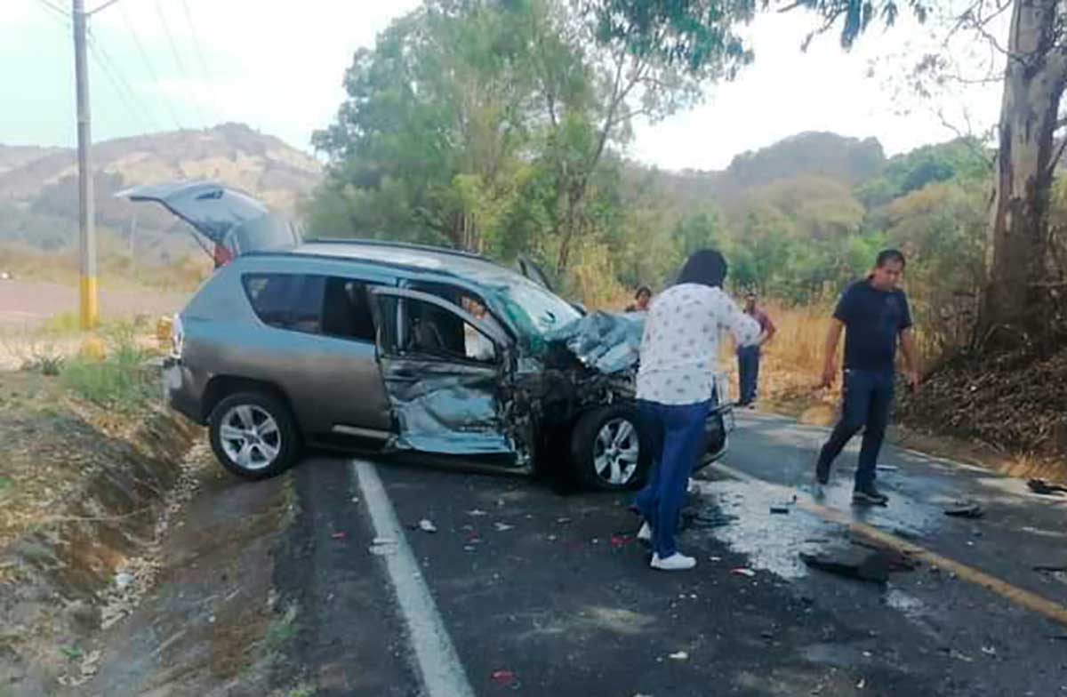Al menos 10 autos fueron impactados por un autobus en la carretera a Malinalco