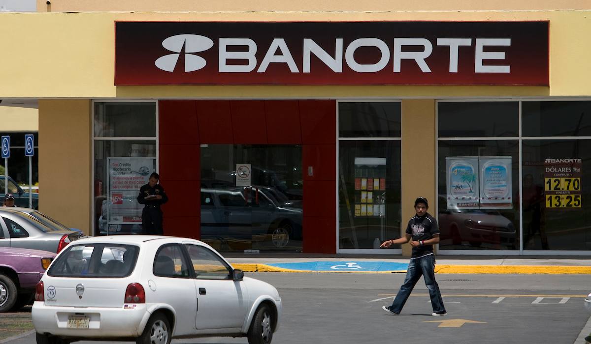 Foto de la fachada de uno de los bancos más improtantes de México