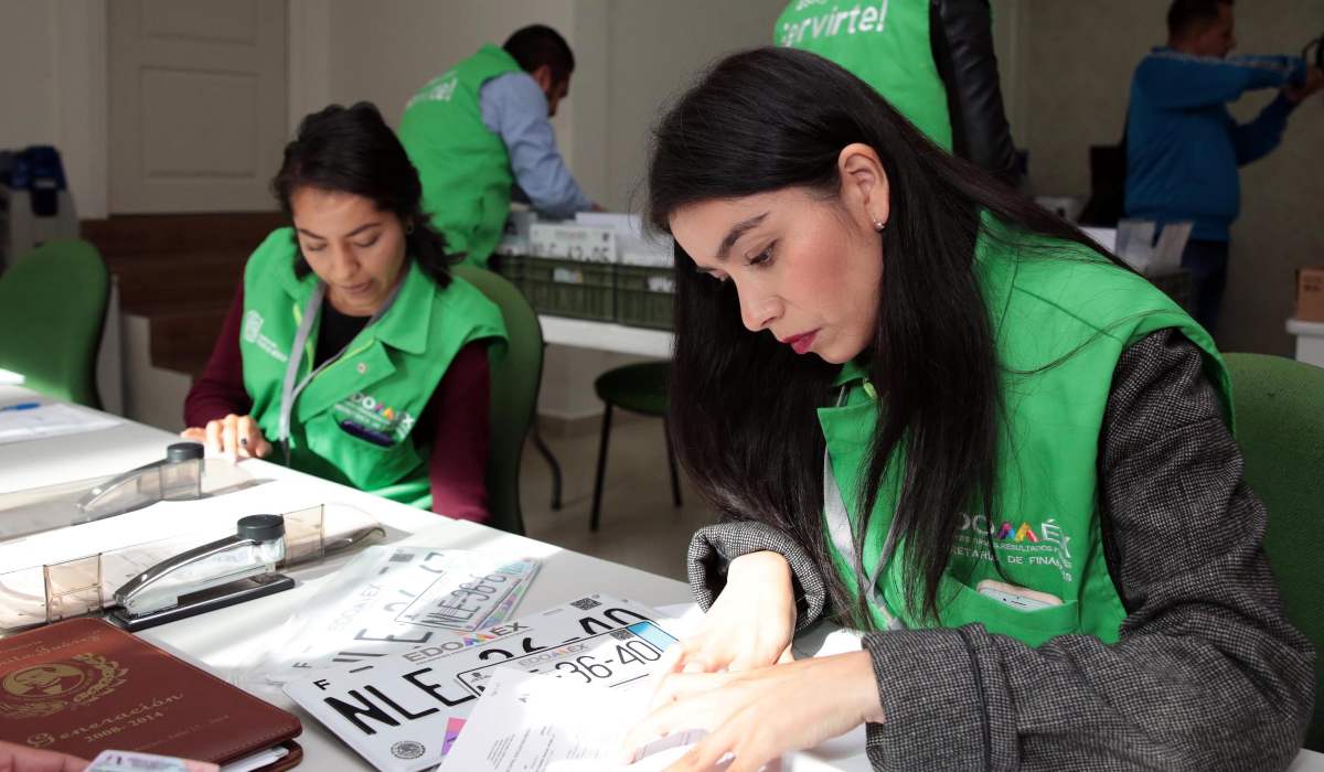 Servidores públicos entregando placas