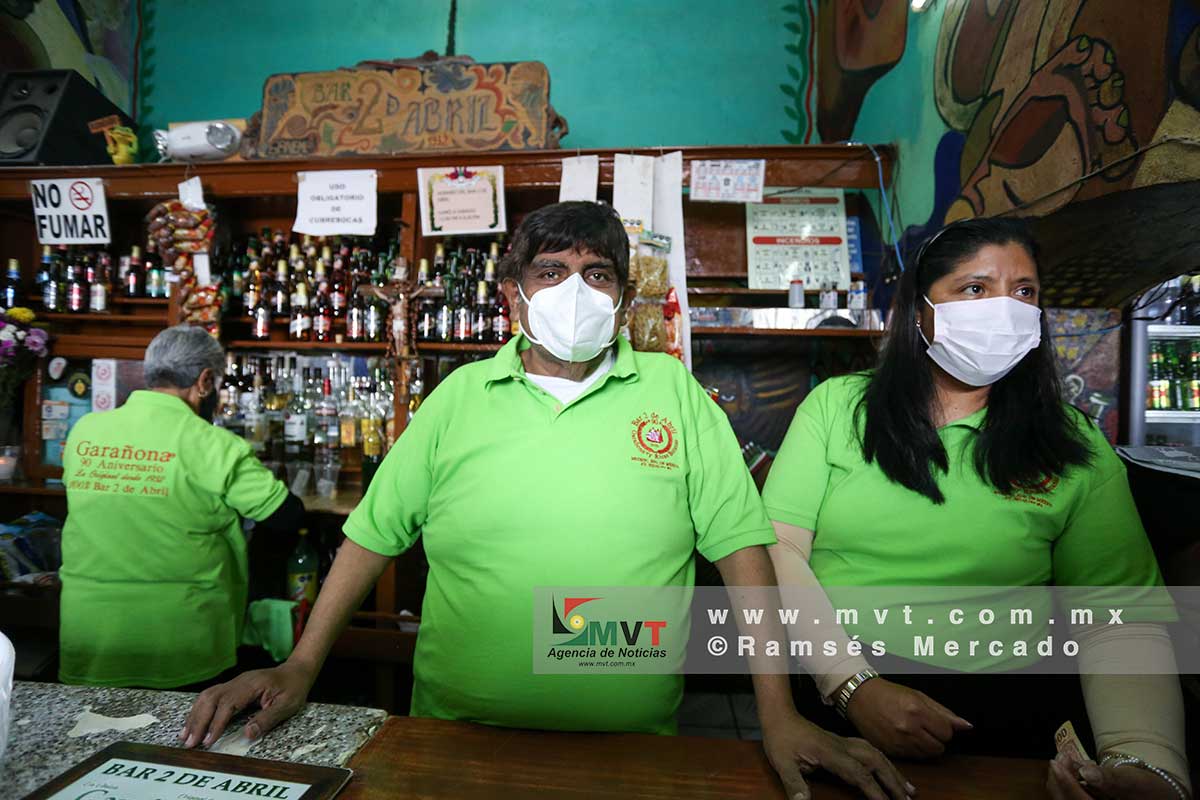 Integrantes de familia Carrillo que continúan con la fabricación de la tradiconal Garañona de Metepec