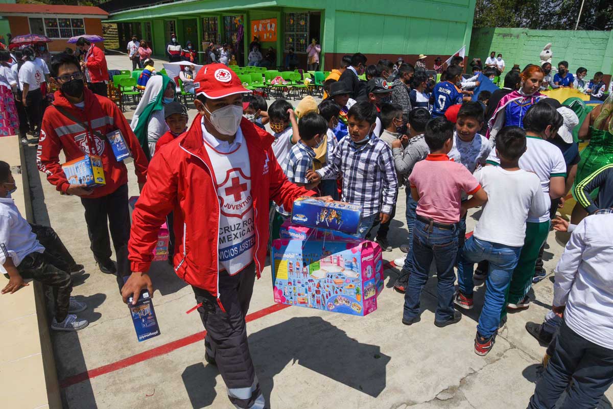 Cruz Roja Edoméx entrega juguetes a niños y niñas Otomies