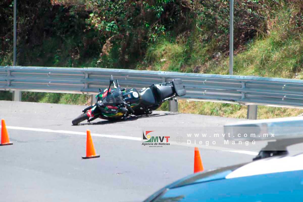 Mujer Biker derrapa en "curva maldita" de la autopista a Ixtapan de la Sal