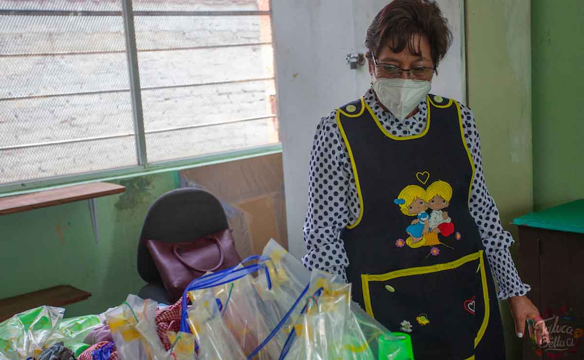 Profesora arreglando sus artículos para su clase en Toluca