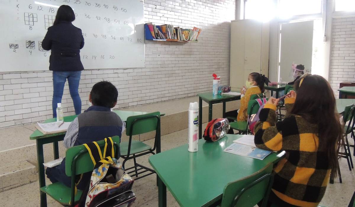 SEP 2022- alumnos mexiquenses tomando clases teniendo todas sus medidas sanitarias