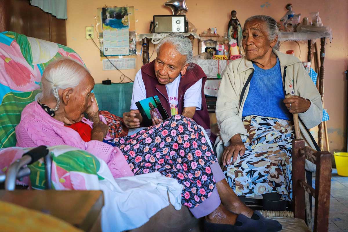 Las señoras Agustina y Rosa reciban consulta médica y seguimiento por personal de Desarrollo Social al ser un caso de mayor longevidad en México