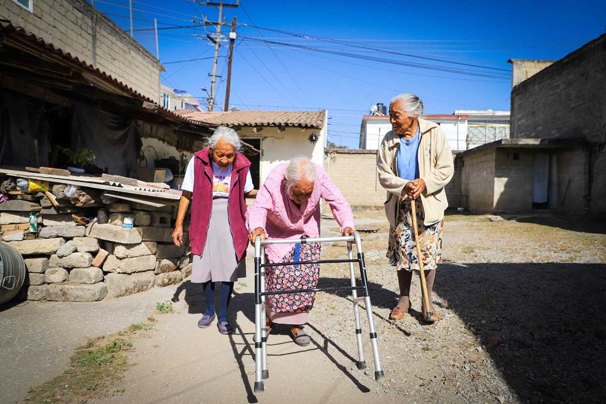 Agustina de 111 años, con mas longevidad en México y su hija Rosa de 77 años reciben asistencia de la Secretaría de Desarrollo Social del Edoméx