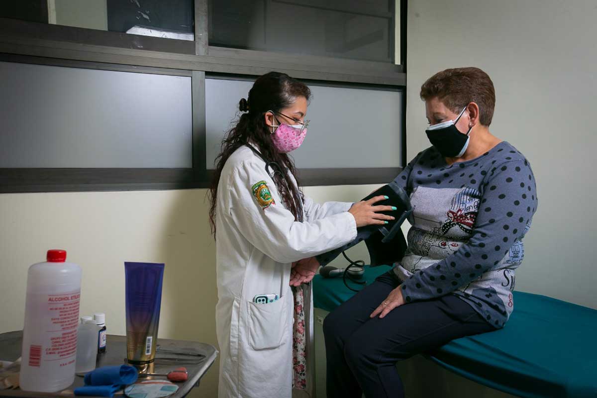 Doctor de la UAEMéx realiza un chequeo médico a paciente