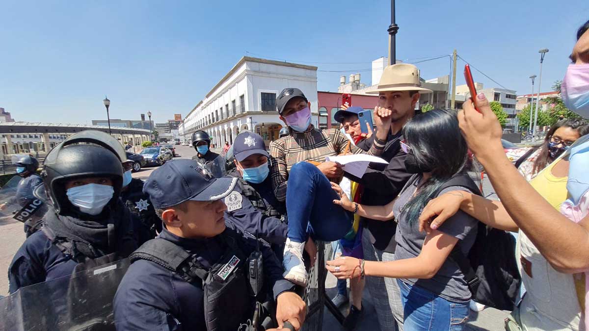 Deja seis lesionados marcha de la comunidad LGBTTTI en Toluca