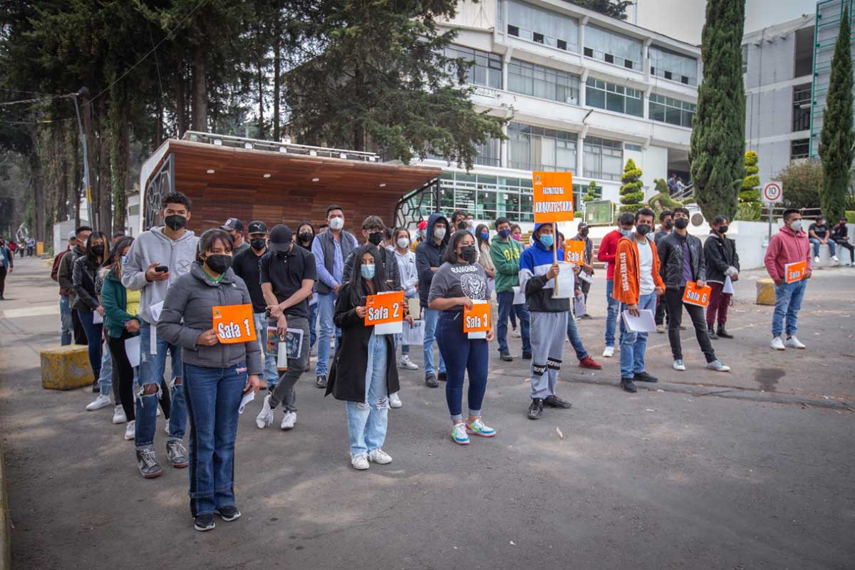 Aspirantes a la UAEMéx realizan exámen de admisión a nivel medio y superior
