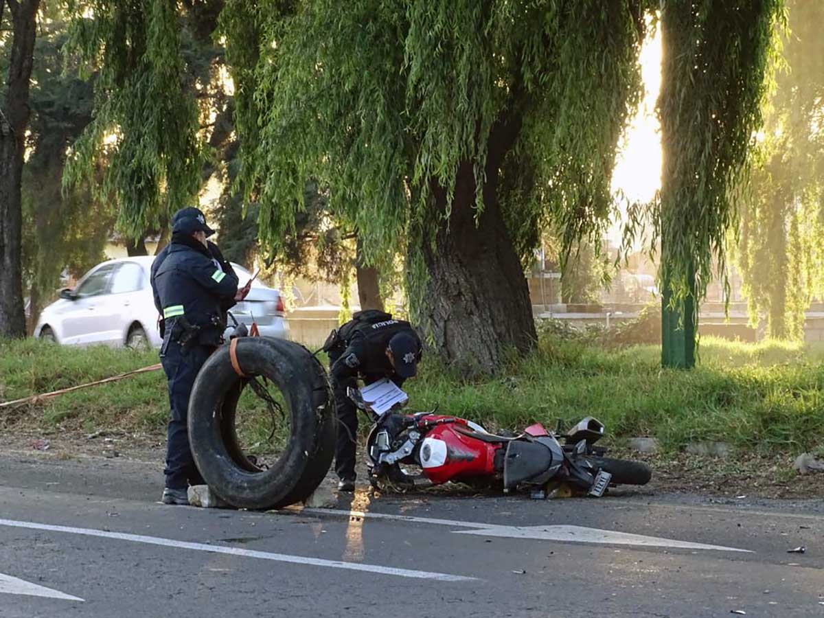Muere motociclista en Rayón, choca contra poste en la Toluca-Tenango