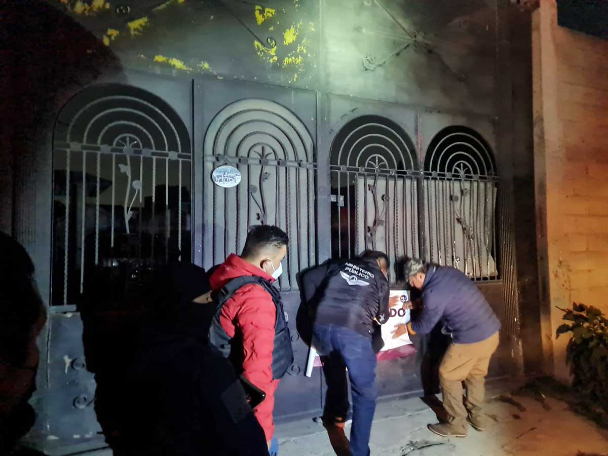 Catean casa de seguridad en Toluca, encuentran armas y vehículos robados