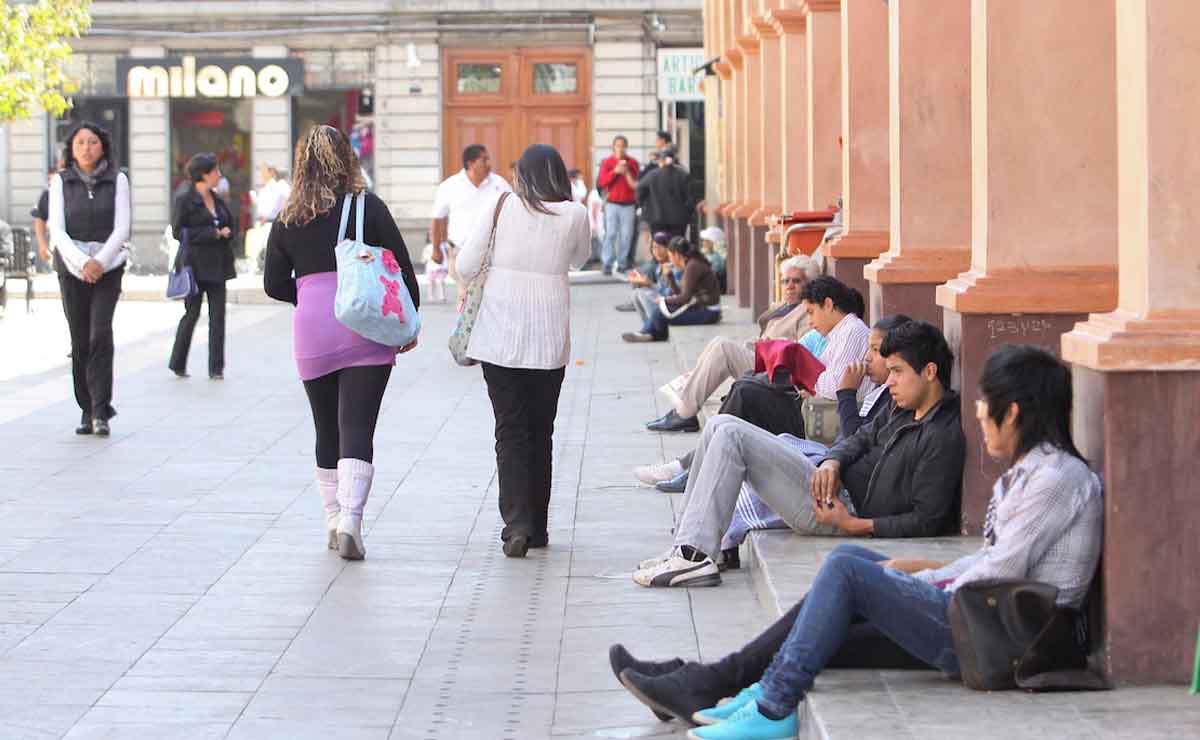 Gente caminando en los portales de Toluca