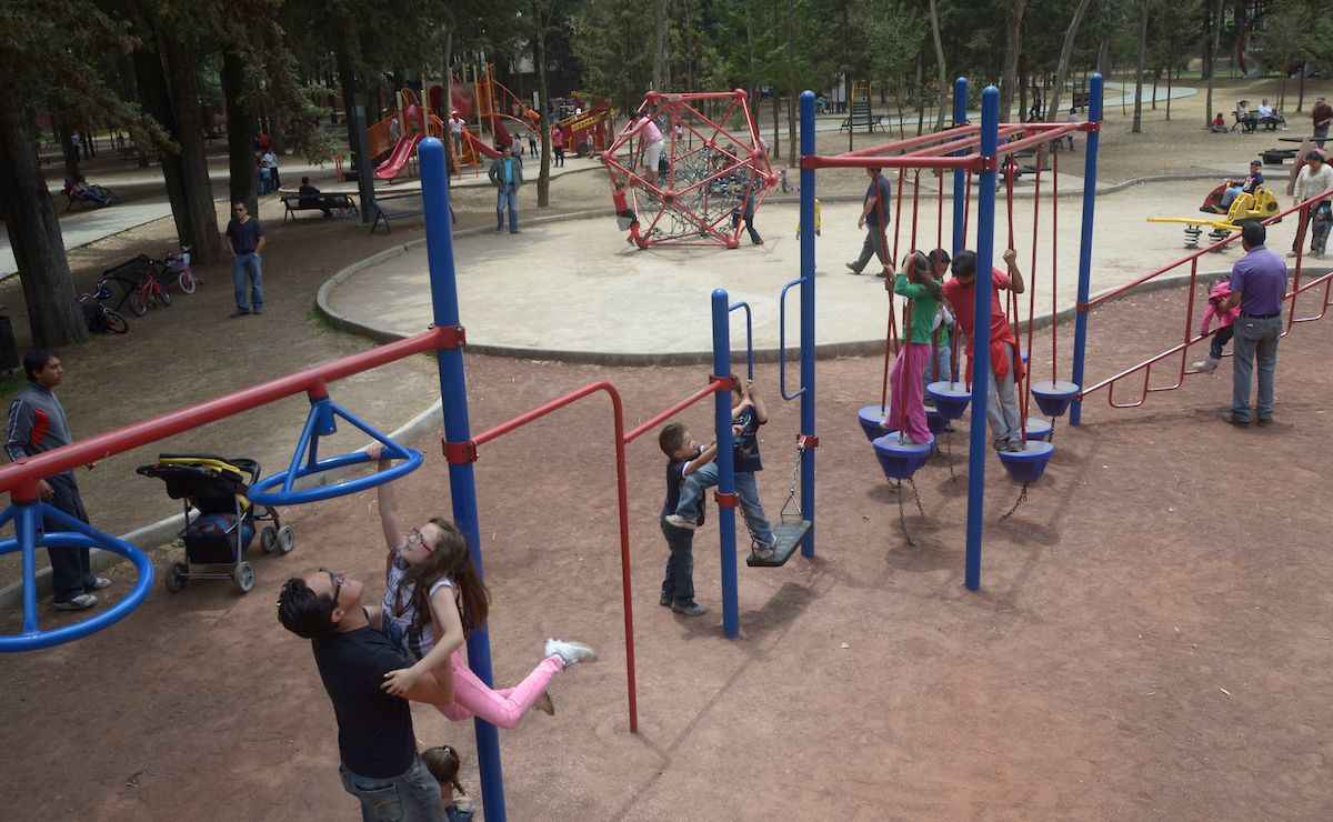 Niños jugando en el parque y disfrutando de las vacaciones de verano 2022 por el término del ciclo escolar