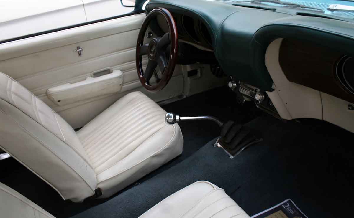 Fotografía de un vehículo antiguo en exhibición en Toluca