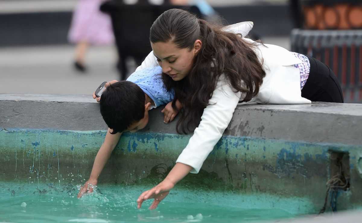Madre e hijo jugando durante el 10 de mayo Día de las Madres en México 2022