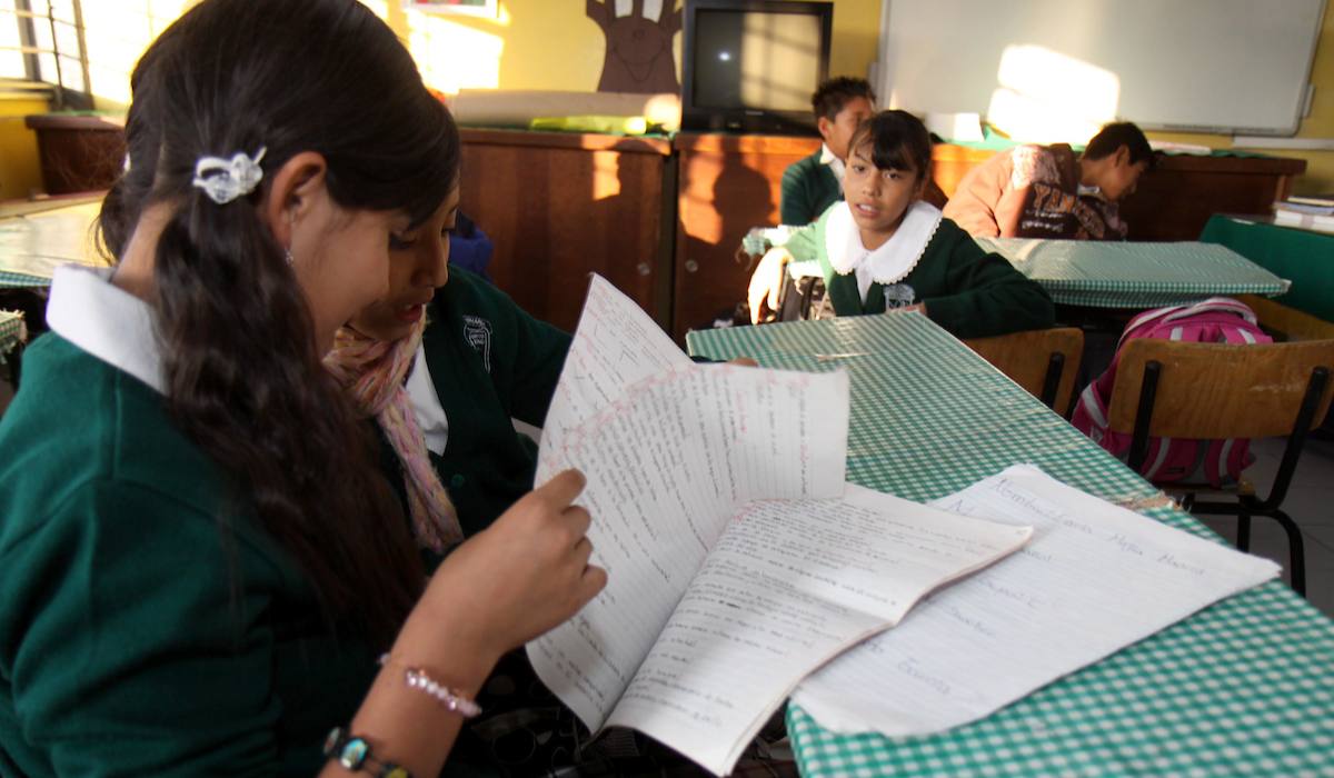 alumnas mexiquenses revisando sus apuntes